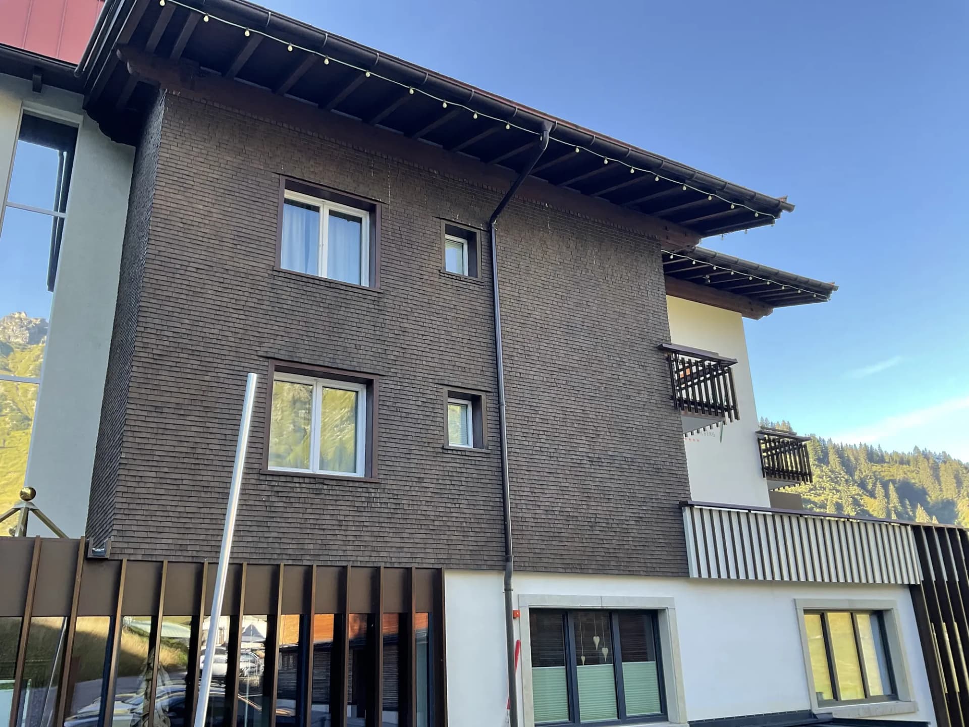 Wohnhaus mit dunkler Fassade – Projekt von Maler Falke