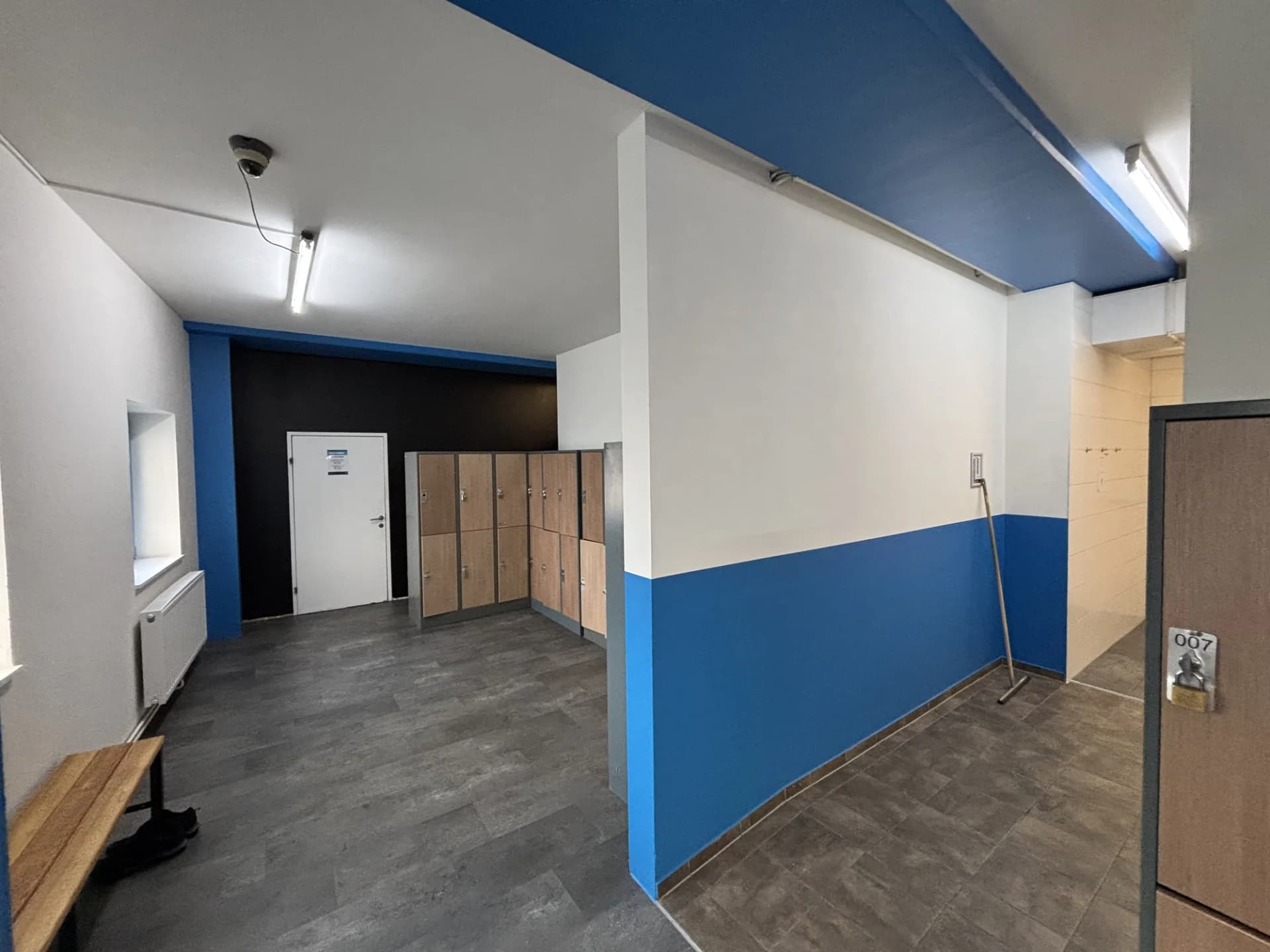 Garderobe mit blauer Akzentwand und Spinden