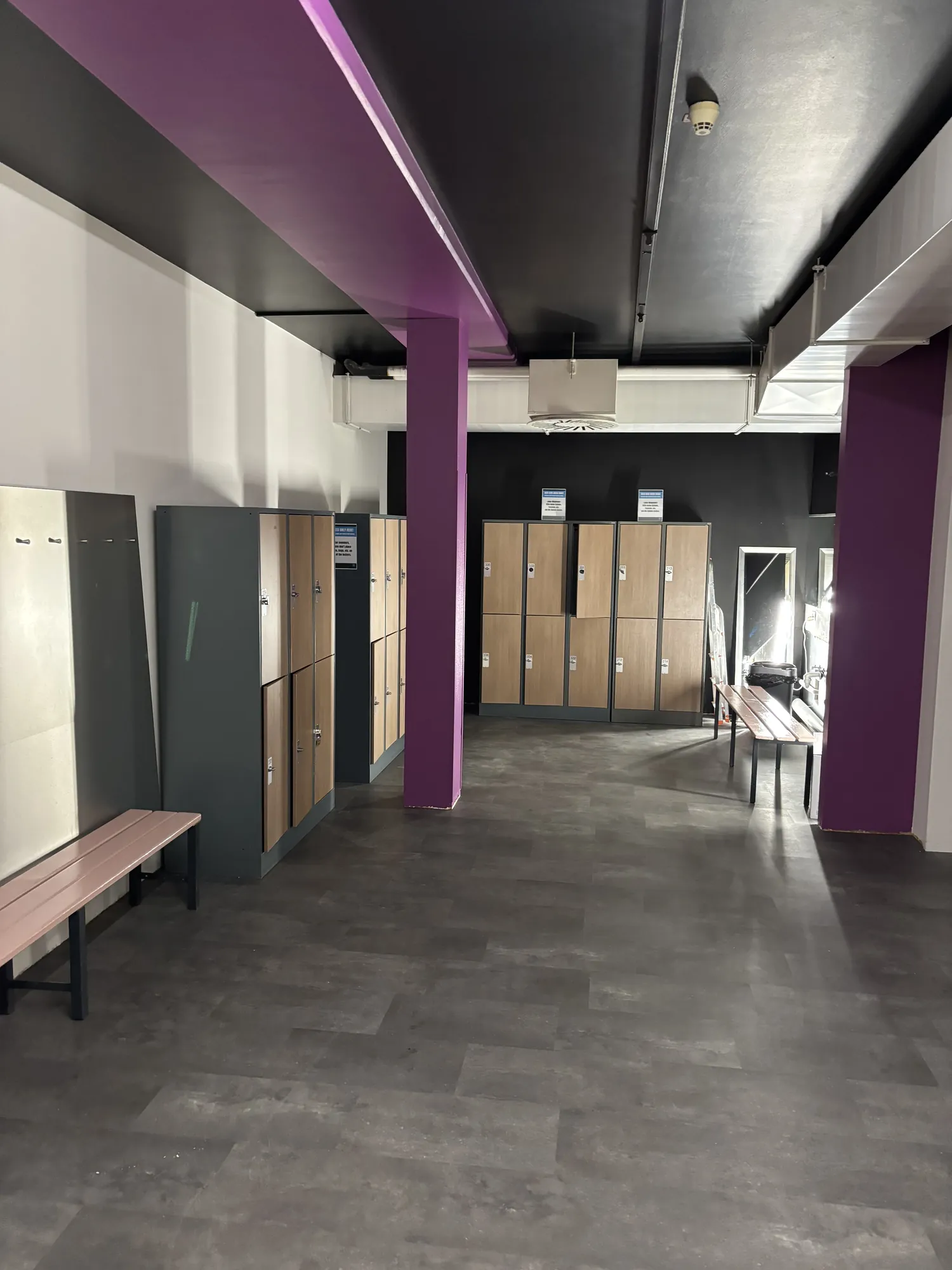Umkleide in Violett & Anthrazit – Projekt von Maler Falke