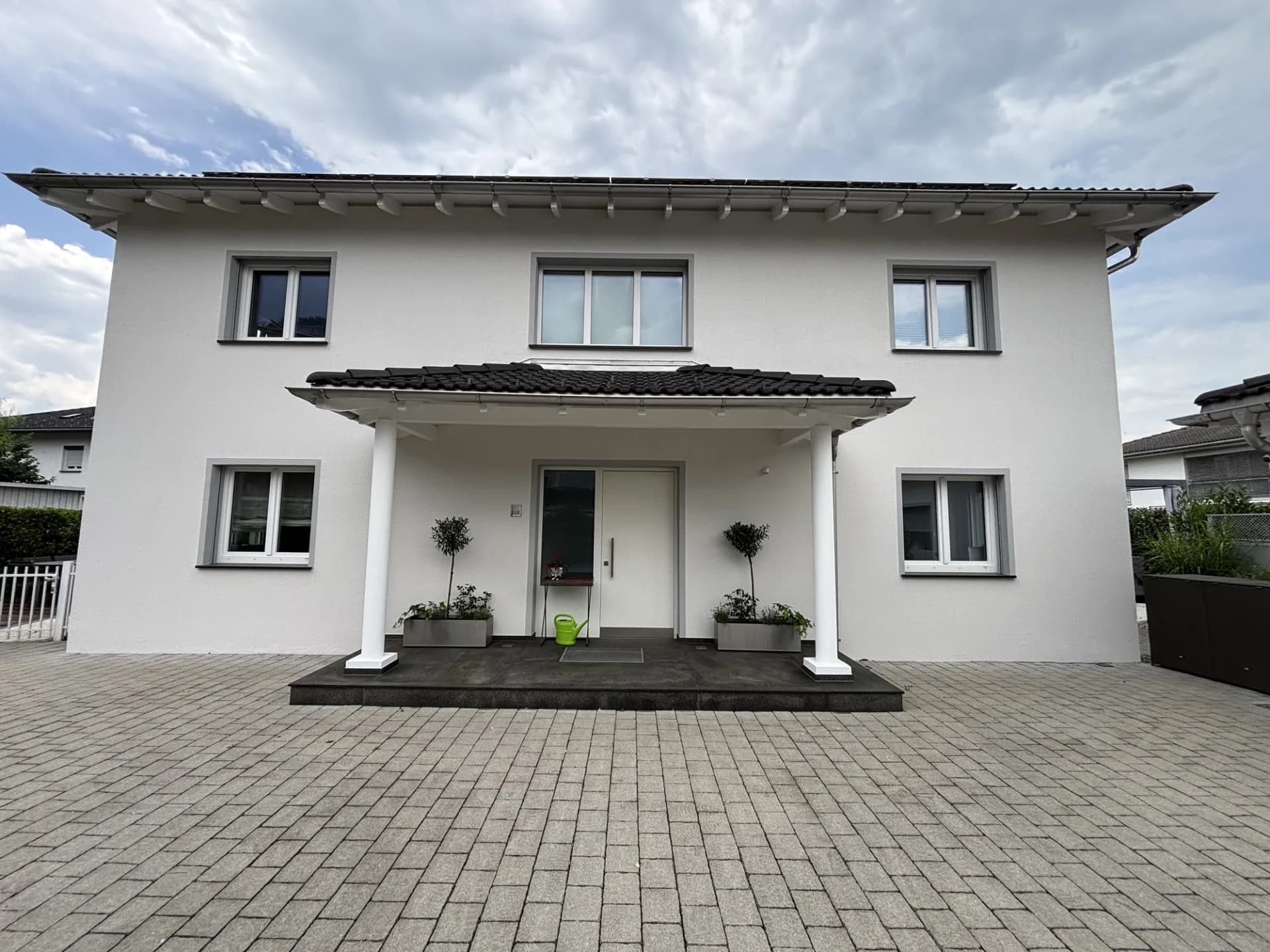 Freistehendes Haus mit hellem Fassadenanstrich