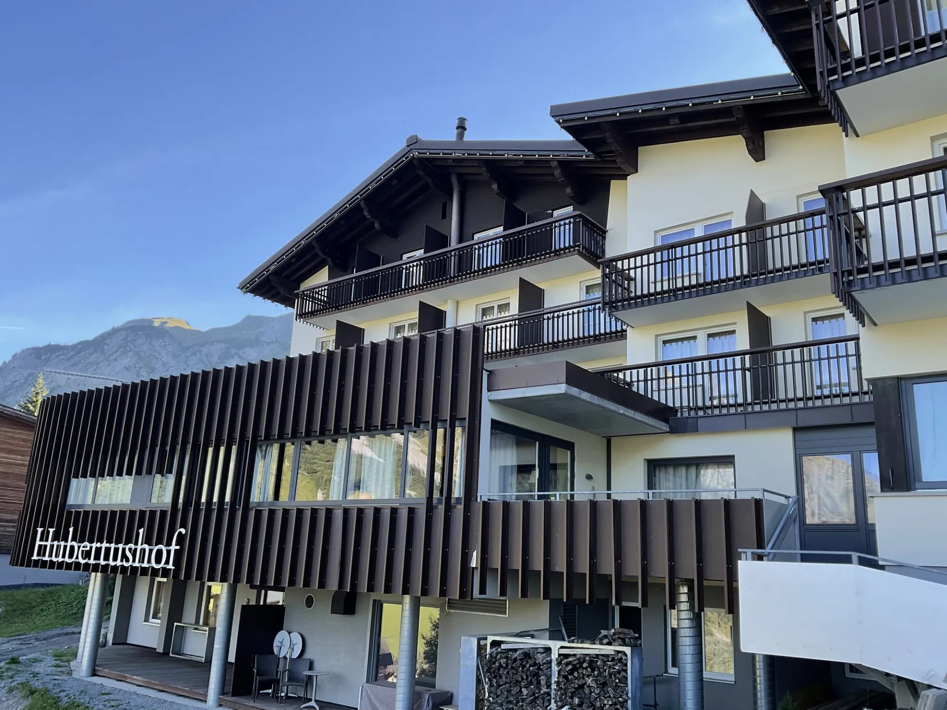 Hotelfassade in Hanglage – Projekt von Maler Falke