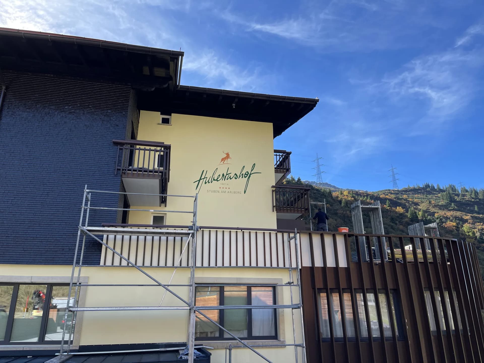 Fassade mit Schriftzug – Projekt von Maler Falke