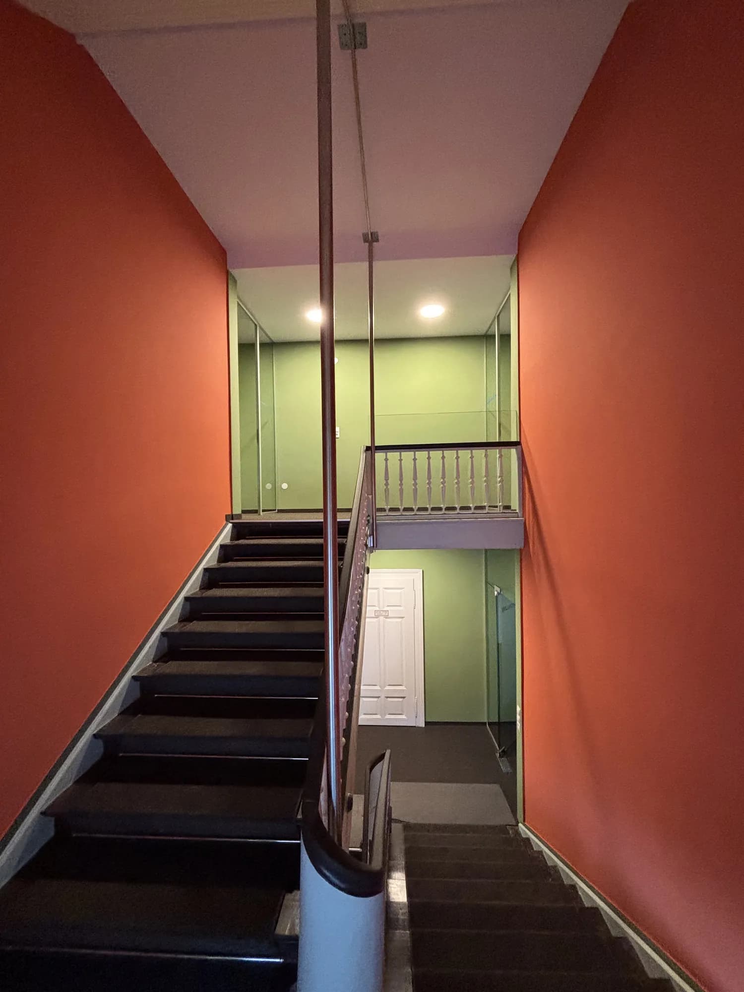 Treppenhaus in Terrakotta – Projekt von Maler Falke