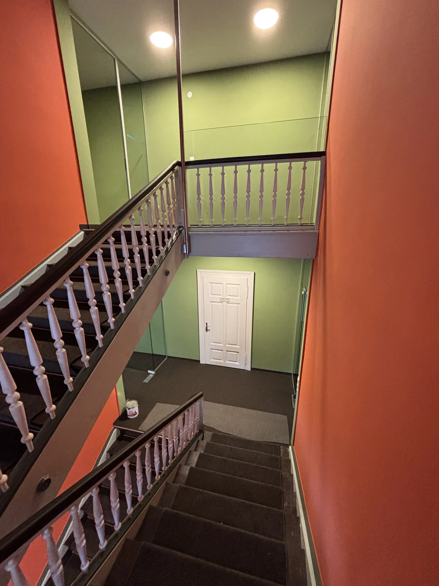 Treppenhaus mit Farbwelt – Projekt von Maler Falke