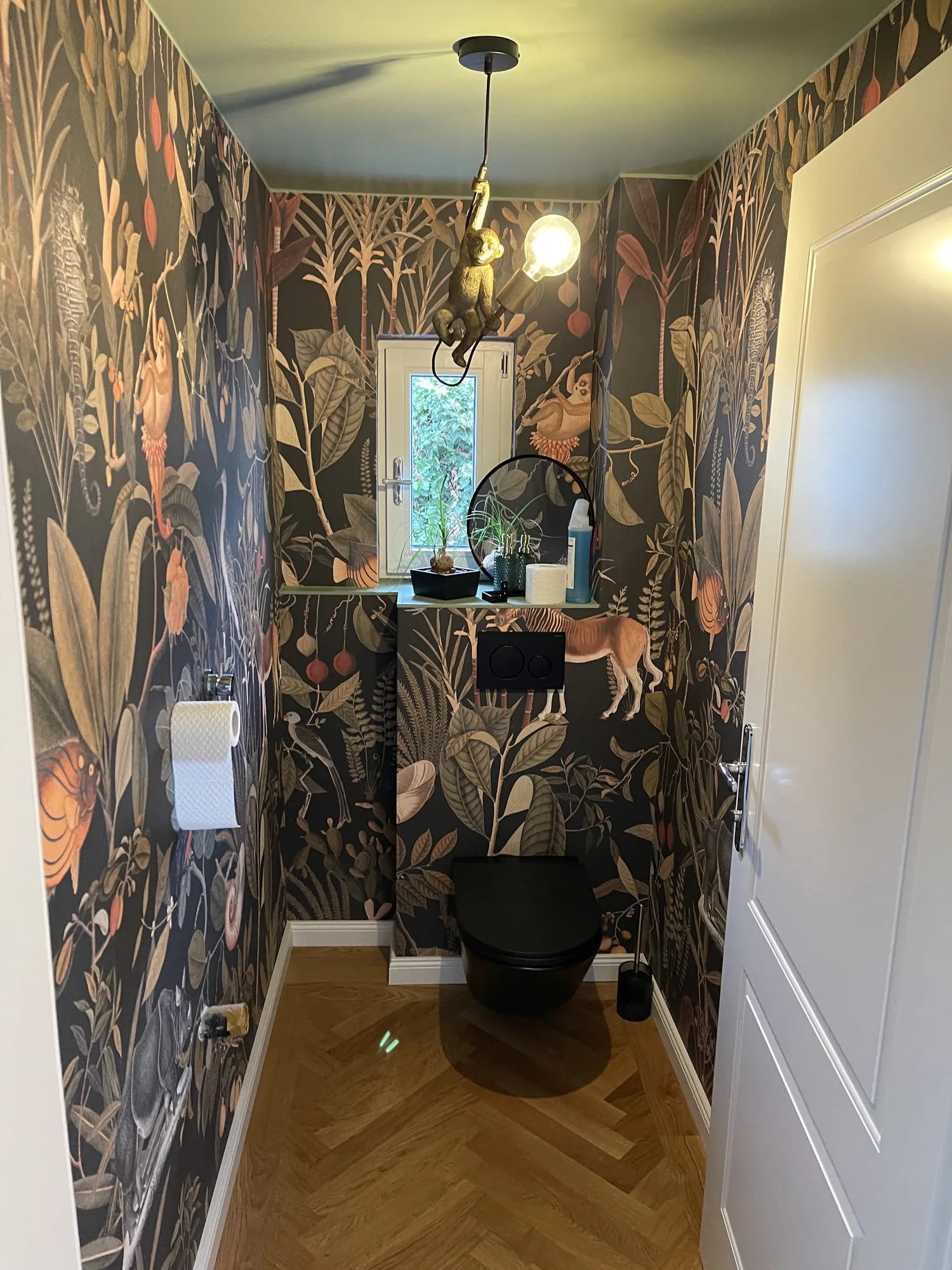 Gäste-WC mit Designtapete – Projekt von Maler Falke