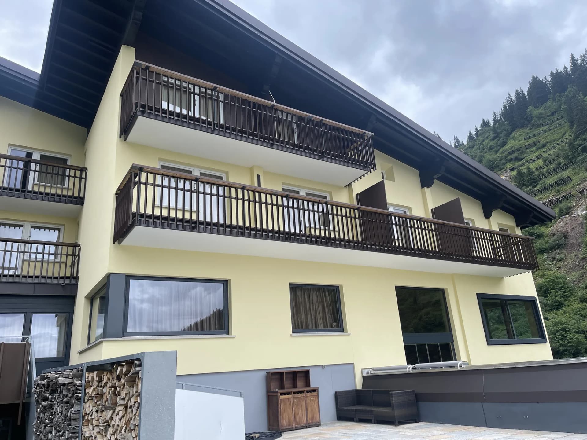 Fassade mit Holzbalkonen – Projekt von Maler Falke