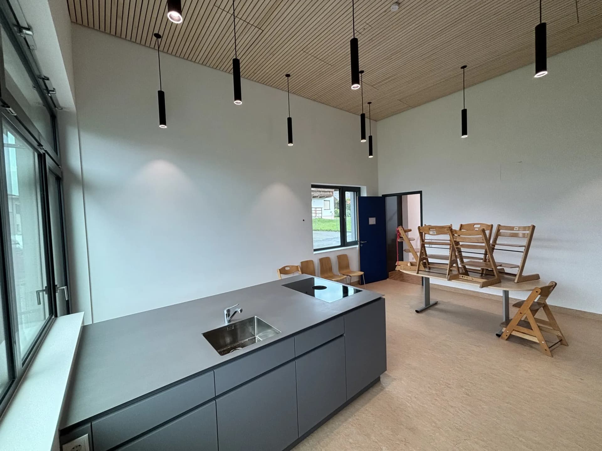 Moderne Küche mit Holzdecke – Projekt von Maler Falke