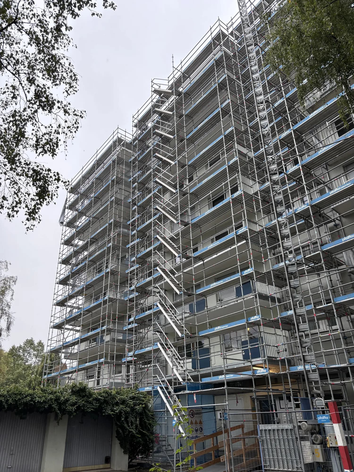Großgerüst an Wohnblock – Projekt von Maler Falke