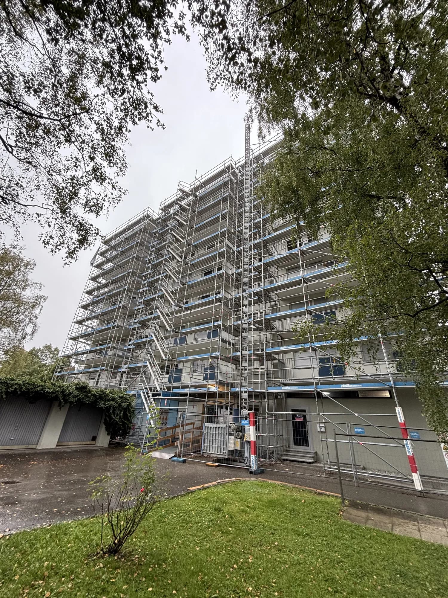 Gerüst an mehrgeschossigem Wohnbau – Projekt von Maler Falke