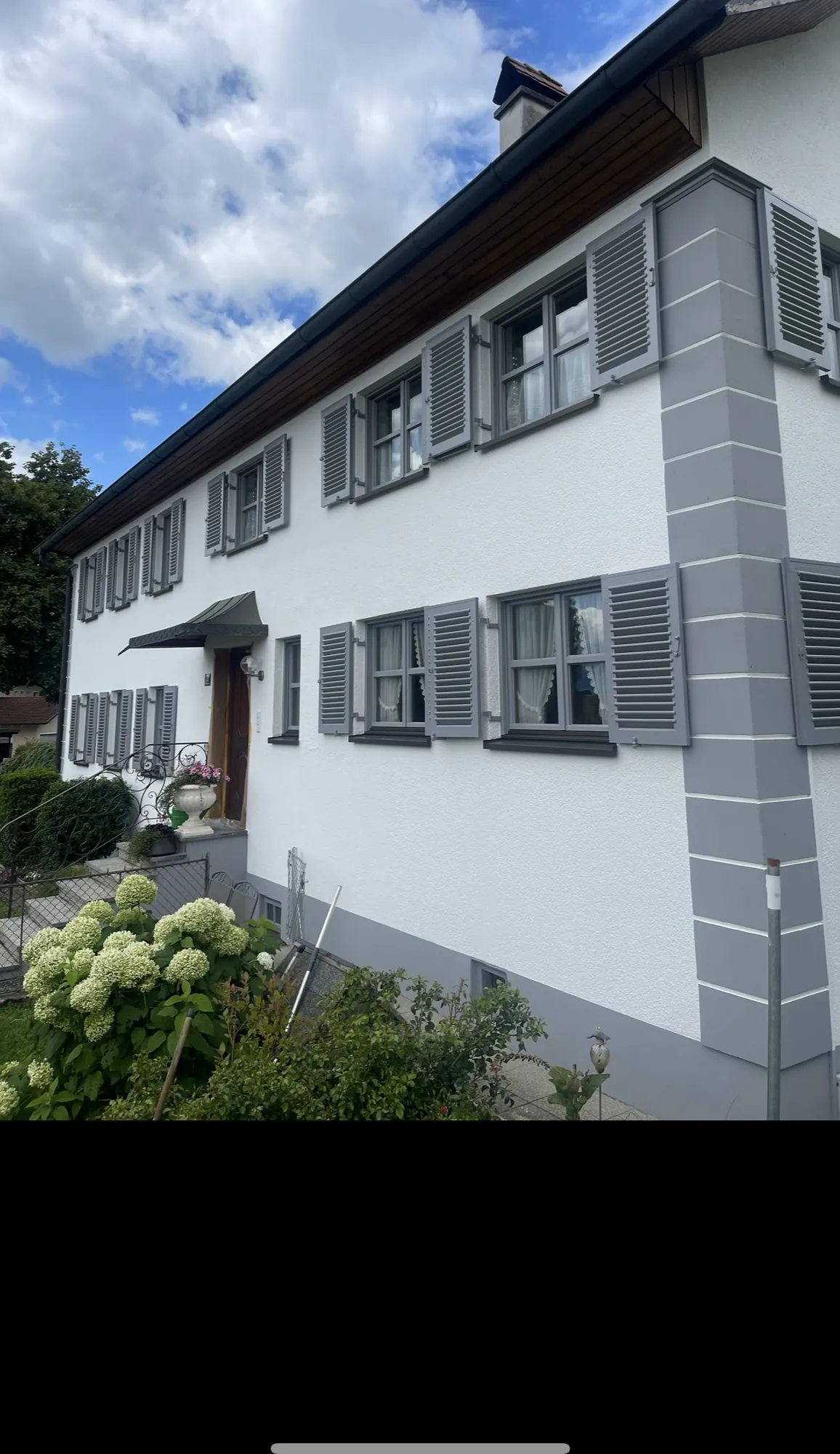 Wohnhaus mit grauen Fensterfaschen – Projekt von Maler Falke