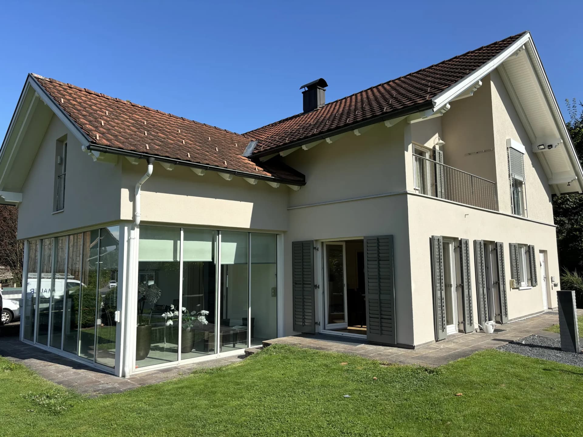 Haus mit großer Glasfront – Projekt von Maler Falke