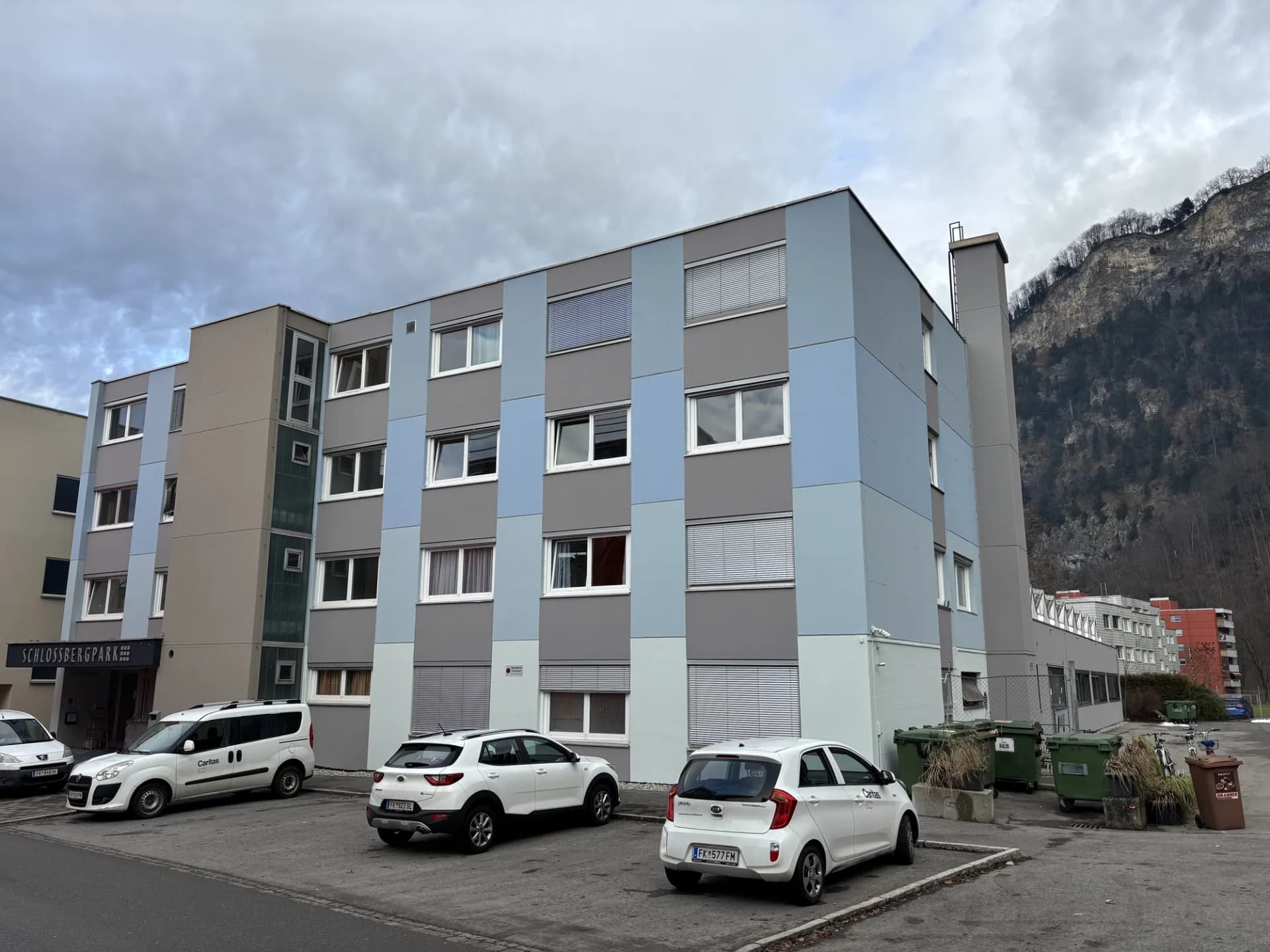 Wohnanlage in Grau & Blau – Projekt von Maler Falke