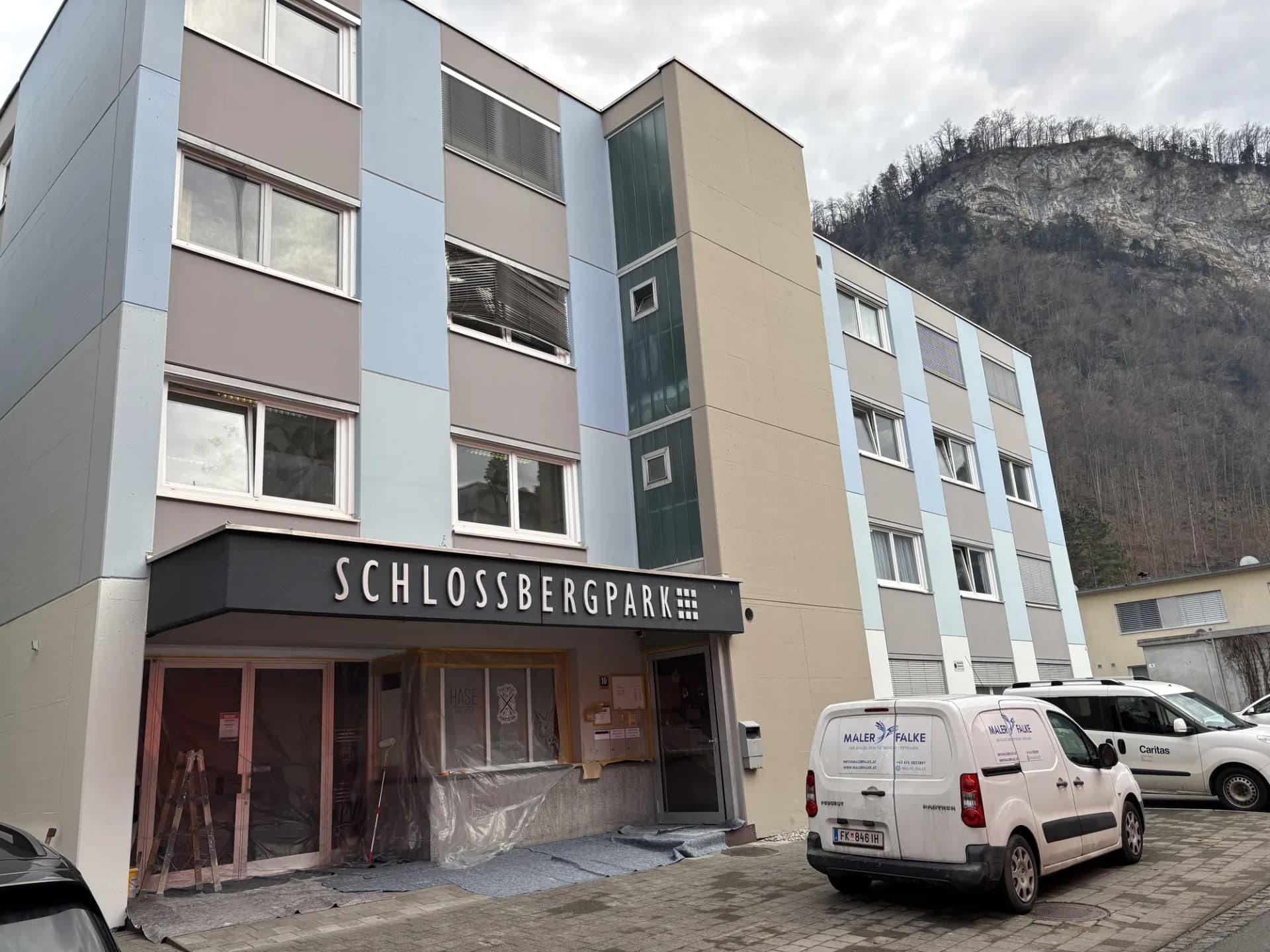 Mehrfamilienhaus mit mehrfarbiger Fassade
