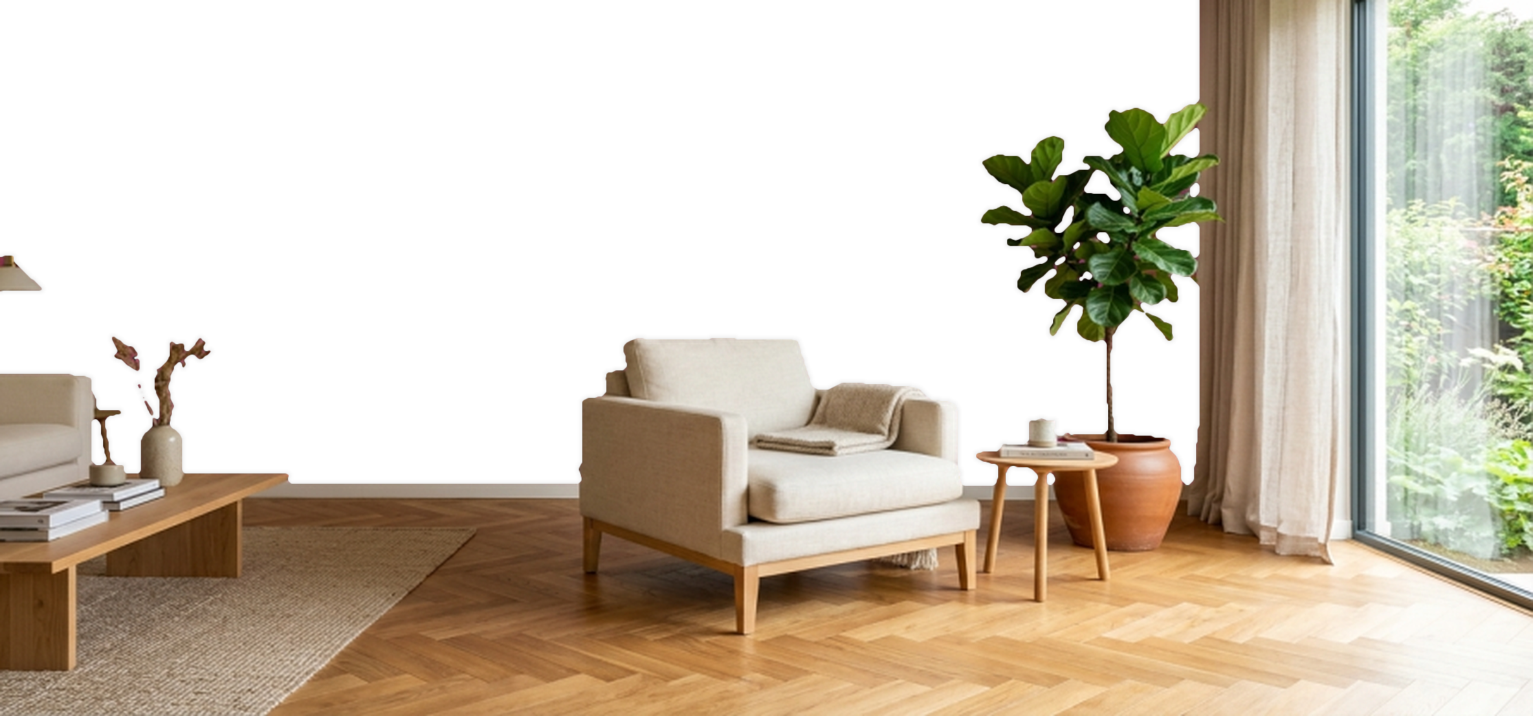 Großzügiger Wohnraum mit Sessel, Ficus und blauer Wand
