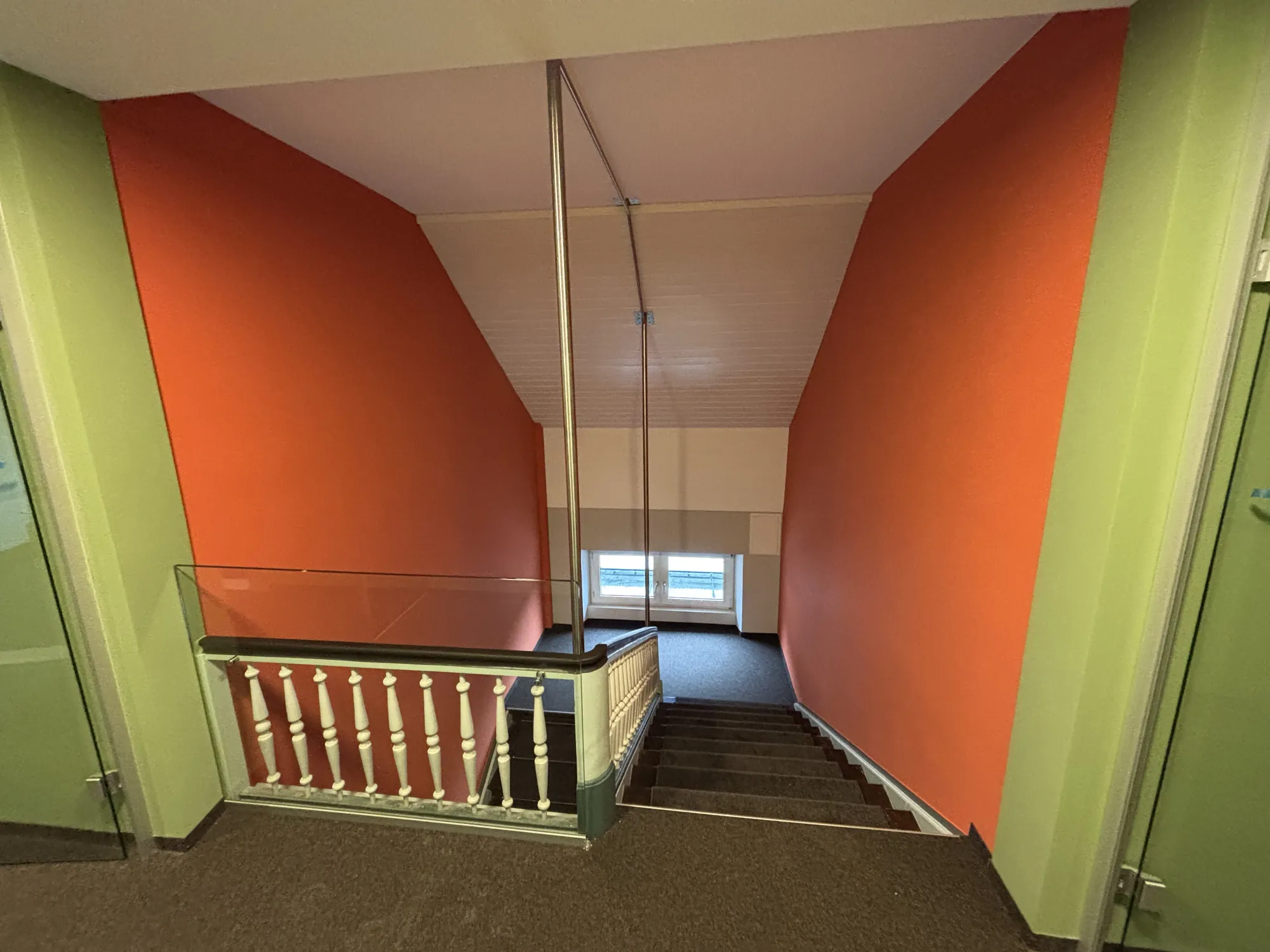 Treppenhaus mit terrakottafarbenen und grünen Wänden, ausgeführt von Maler Falke