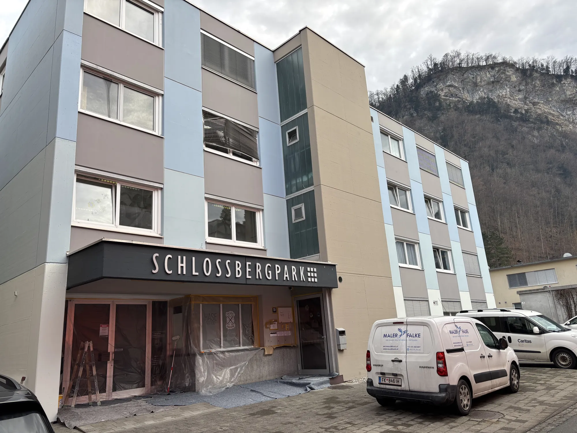 Wohnanlage mit mehrfarbiger, neu gestalteter Fassade